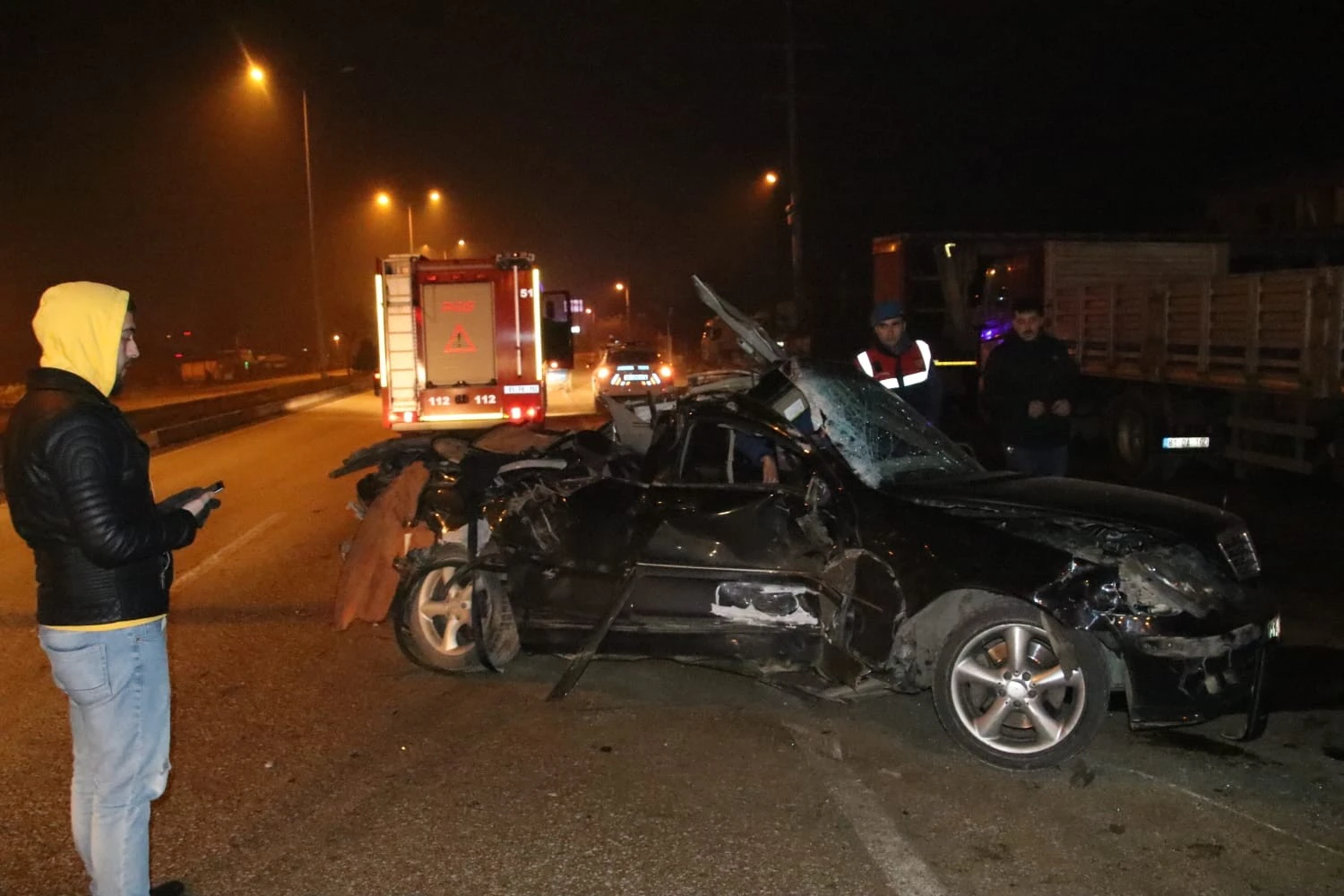 Lüks otomobil park halindeki tıra çarptı: 1 ölü, 2 yaralı