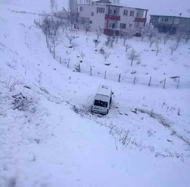 Öğrenci servisi ile tır çarpıştı: 13 yaralı