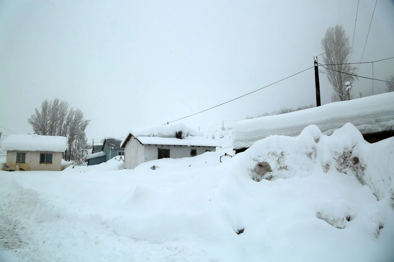 Tunceli kara teslim, yer yer 2 metreye ulaştı