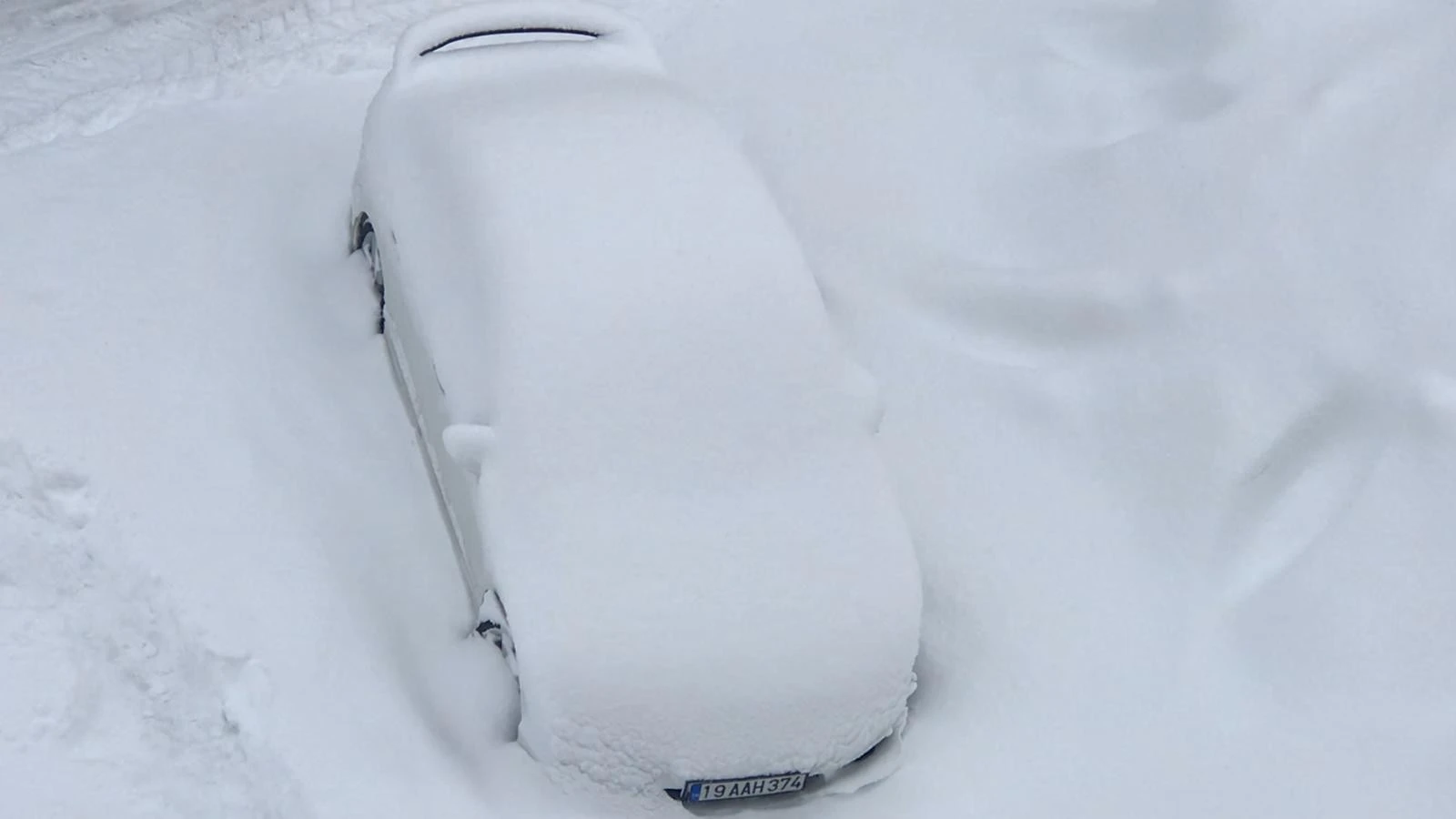 Sarıkamış kara teslim oldu, tırlar yolda kaldı
