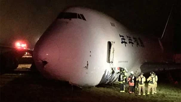 Dev kargo uçağı pistten çıktı!