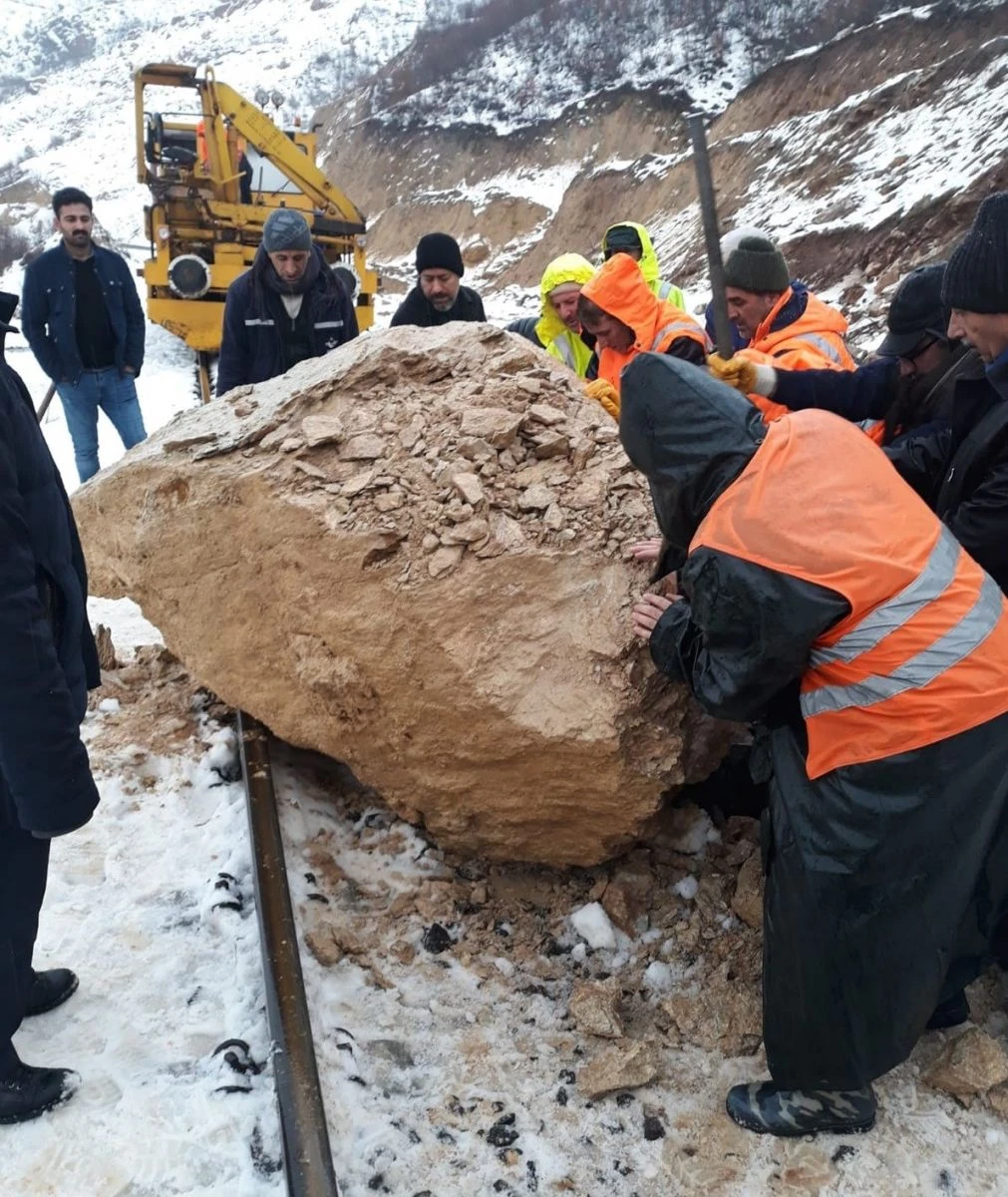 Kopan kayaya tren çarptı, facia ucuz atlatıldı