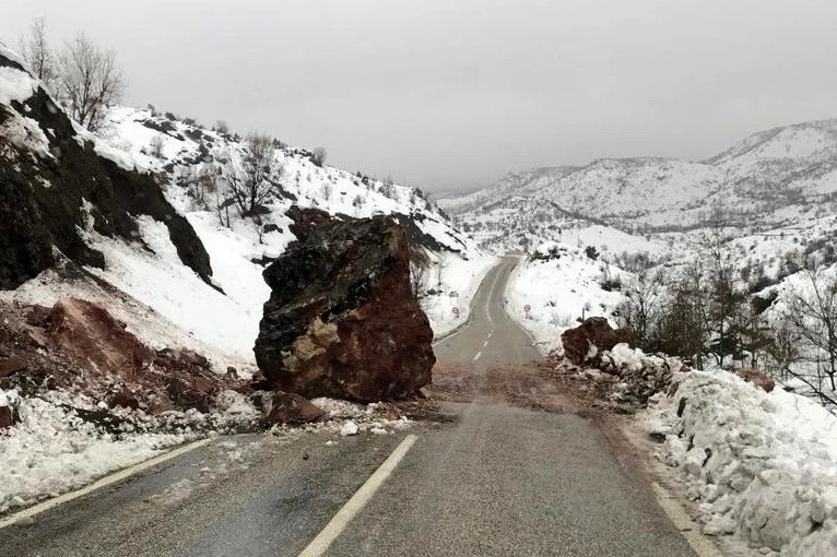 Kaya parçası yola düştü