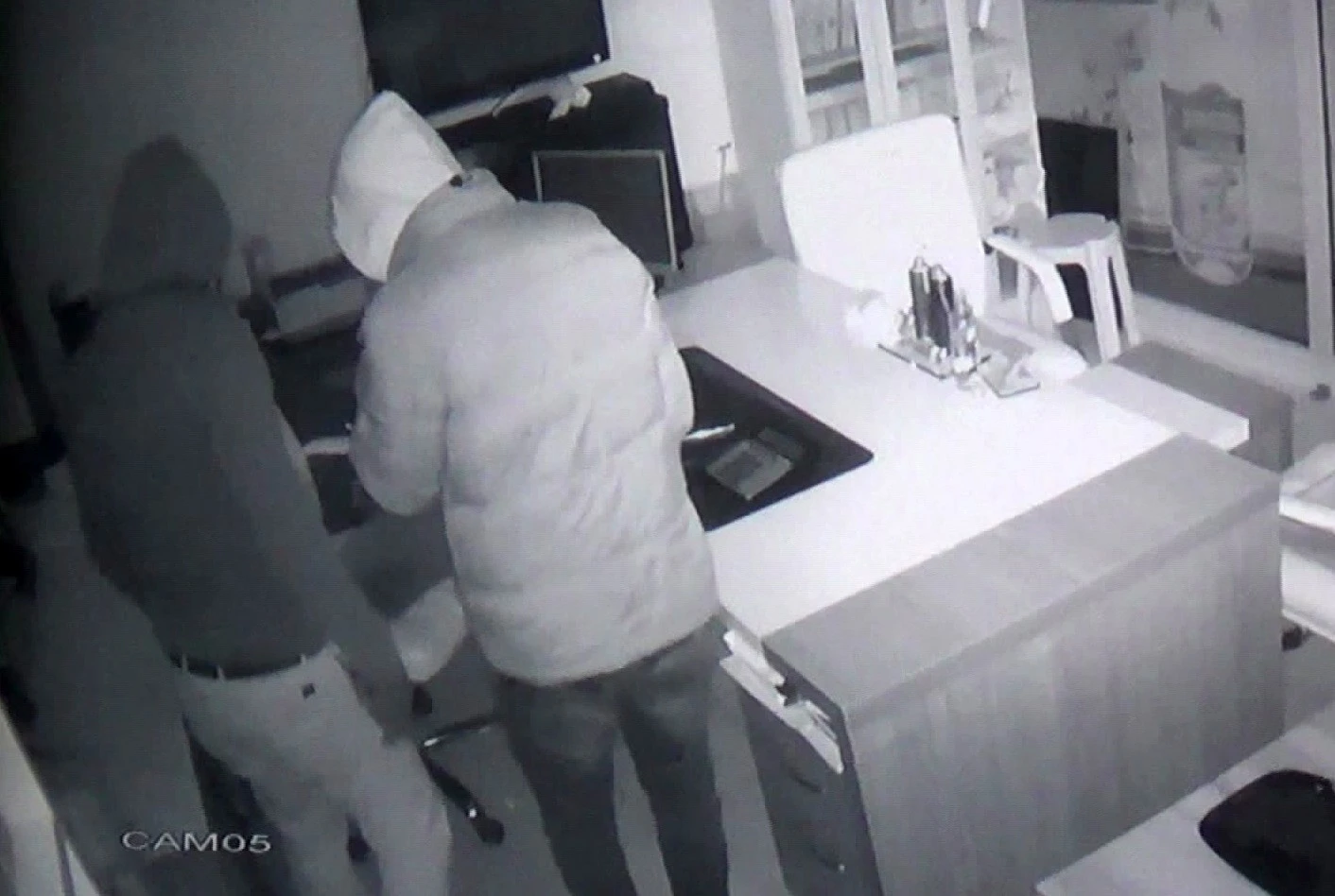 Girdikleri marketin çelik kasasını patlattılar