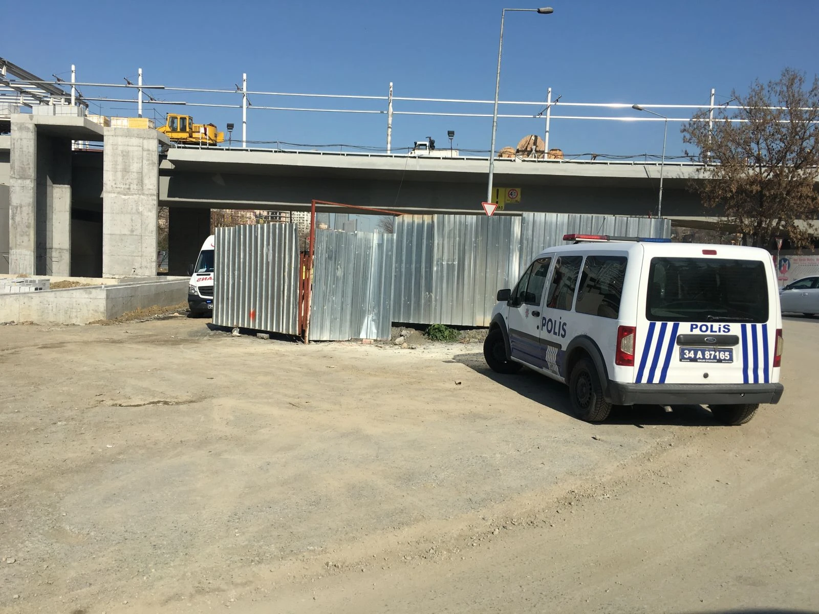 Ayağı kırılan işçiyi arkadaşları omuzlarında taşıdı