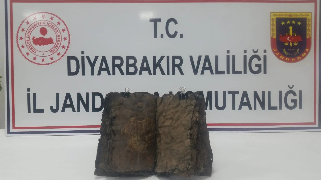 Diyarbakır’da deri üzerine altın yazmalı bin 200 yıllık İncil ele geçirildi