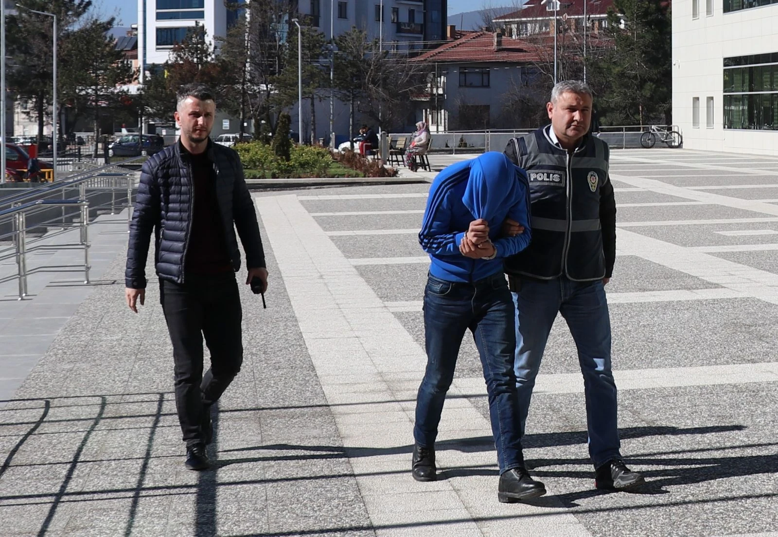 Çaldığı otomobille kaza yapan hırsız adliyeye sevk edildi