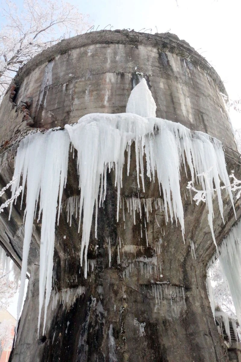 Ağrı’da Sibirya soğukları su deposunu dondurdu