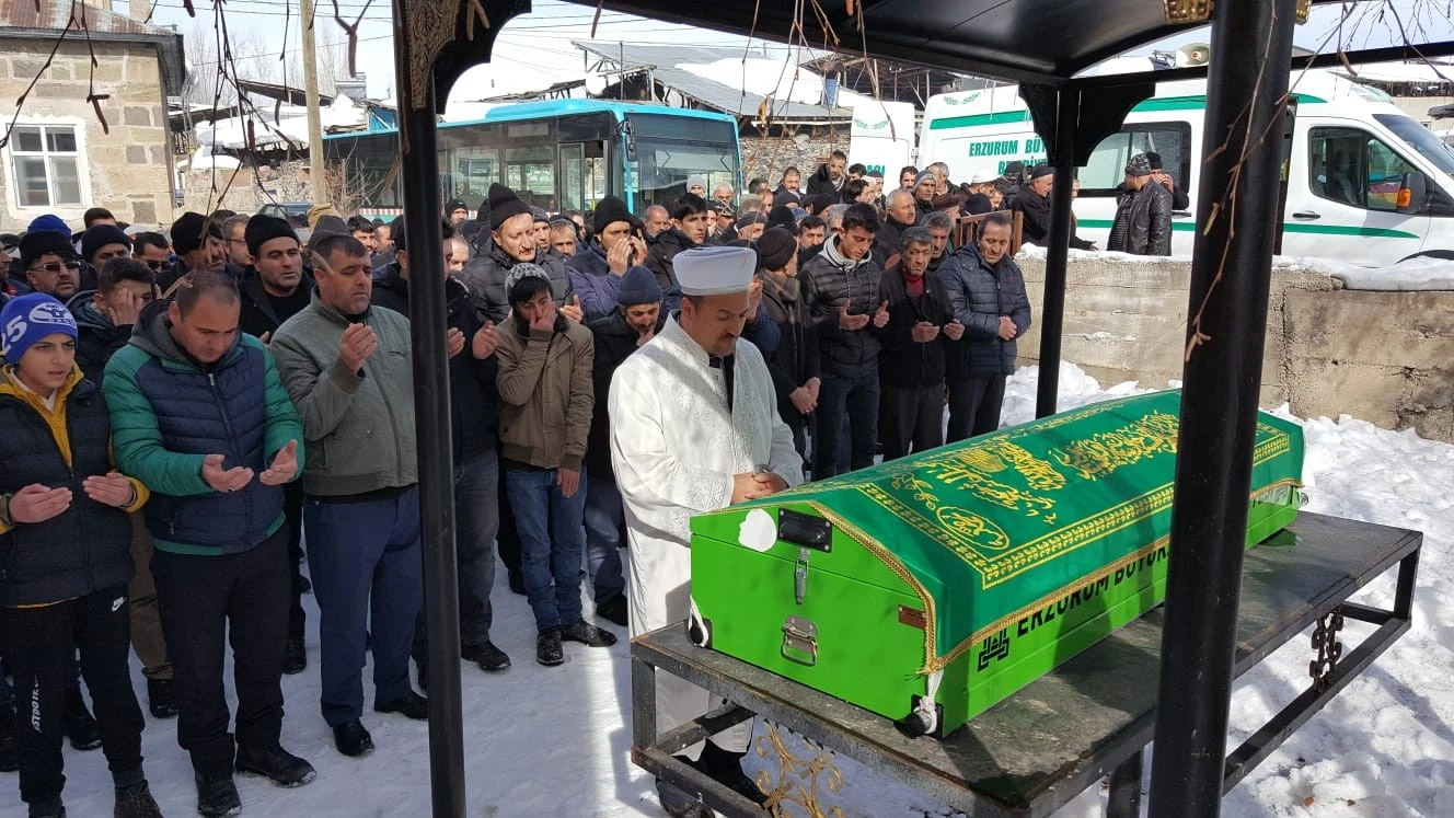 Okul önündeki bıçaklı kavgada ölen çocuk defnedildi