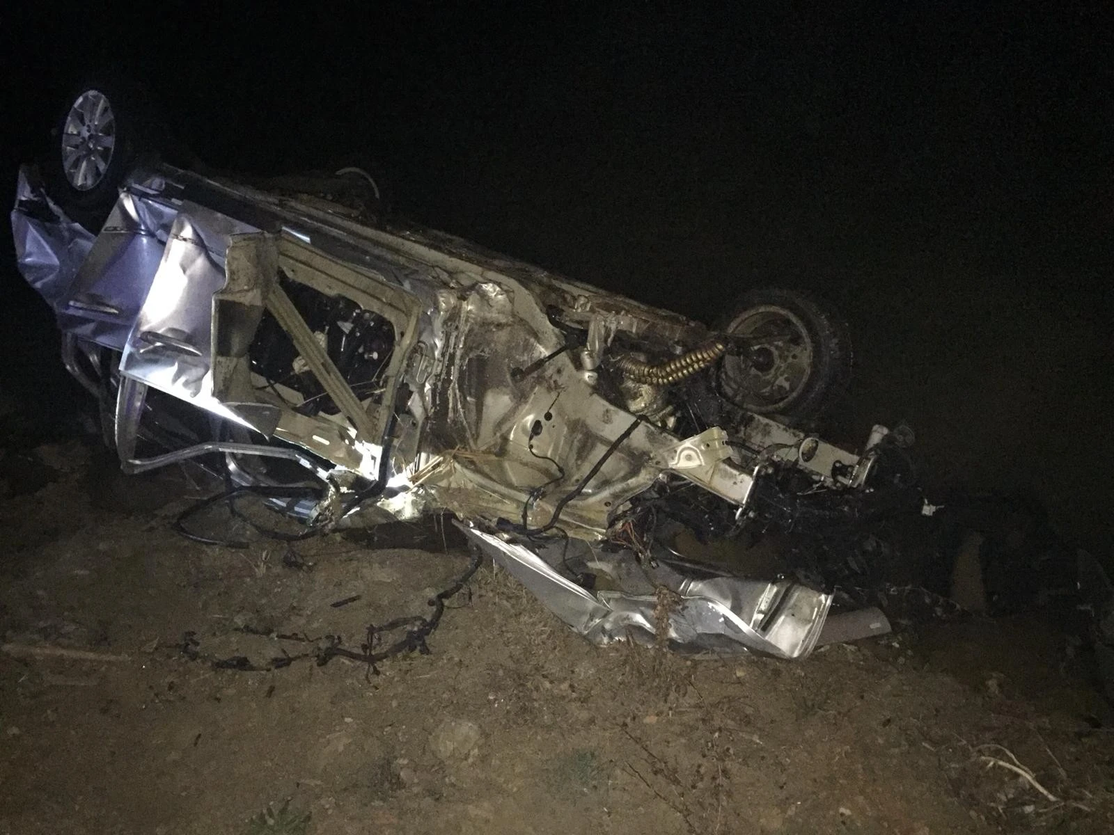 Otomobil nehre uçtu: 2 ölü, 2 yaralı