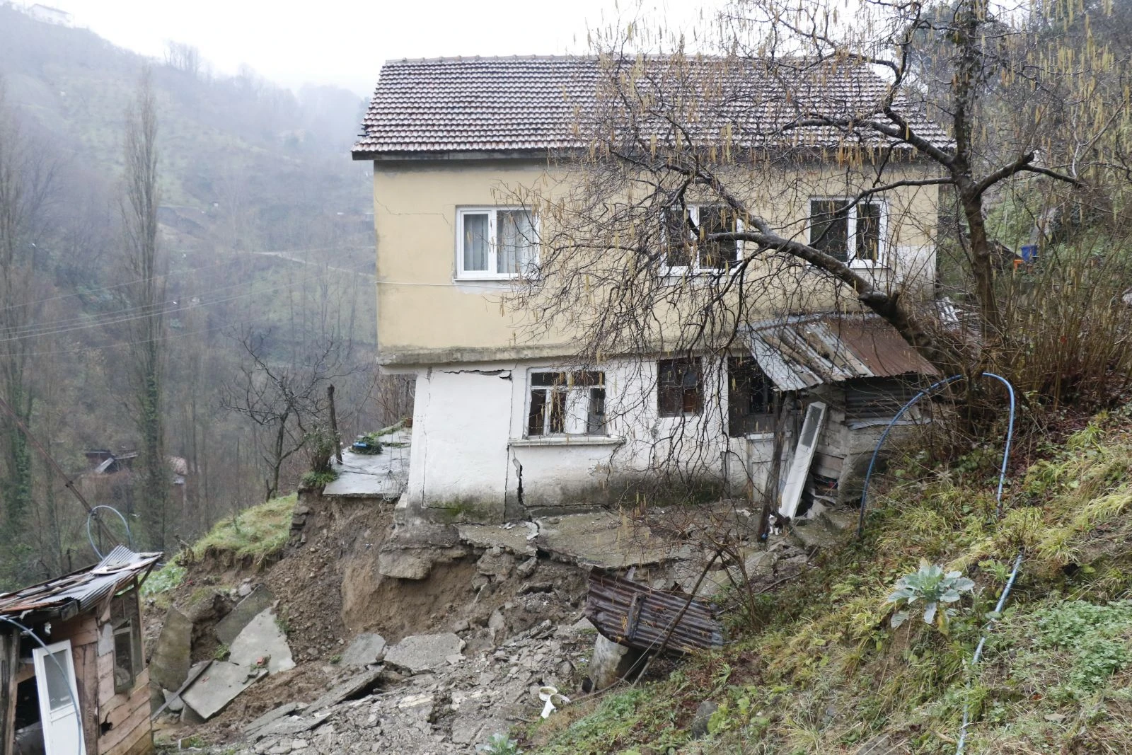 Heyelan evlerini ikiye böldü, eşyalarını bile alamadılar