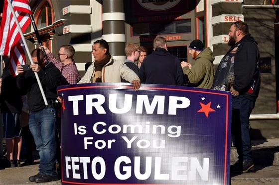 Pensilvanya'da 'Trump senin için geliyor FETO Gülen' pankartı açıldı