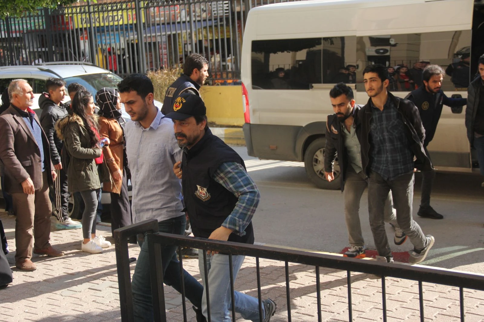 PKK operasyonlarında gözaltına alınanlar adliyeye sevk edildi