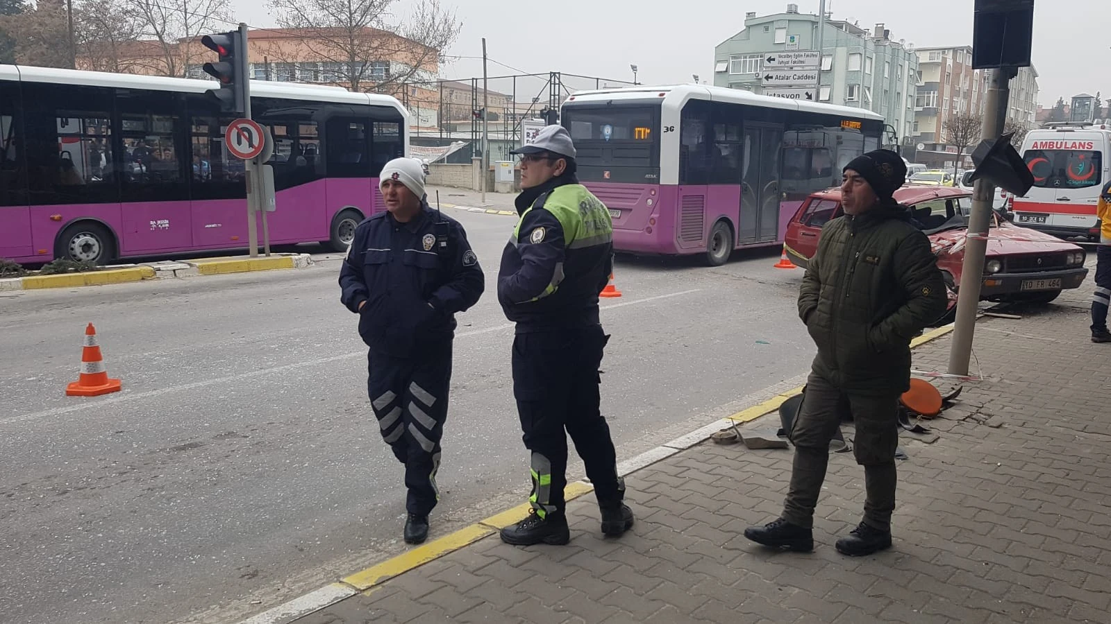 Balıkesir'de otobüs ile otomobil çarpıştı: 1 ölü