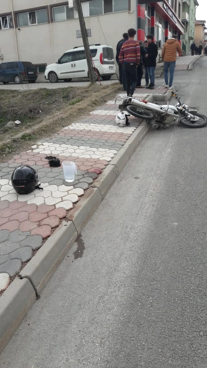 Otomobil ile motosiklet çarpıştı; 2 yaralı