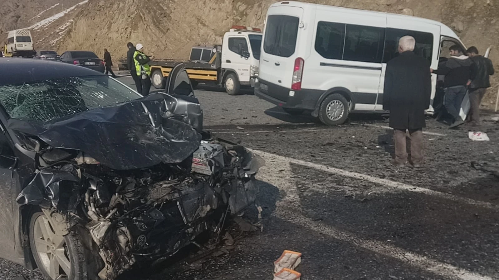 Otomobille minibüs çarpıştı: 14 yaralı