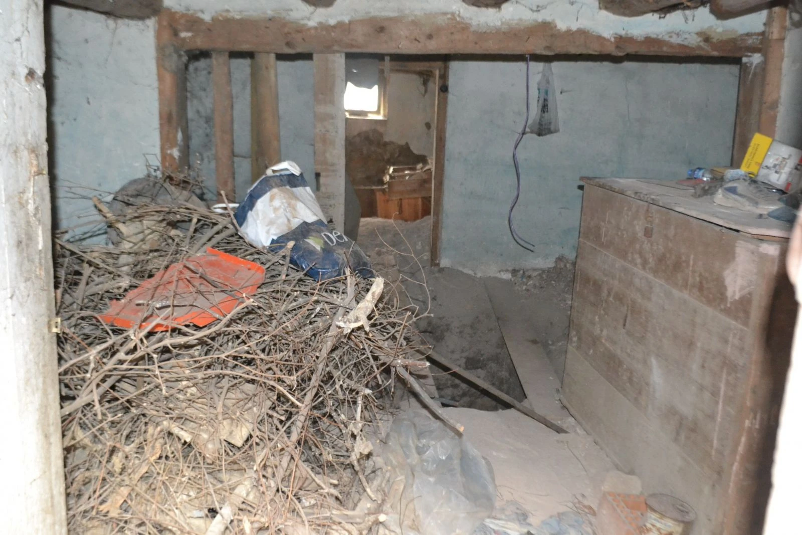 Boş evden gelen kedi sesi, define kuyusunu ortaya çıkardı