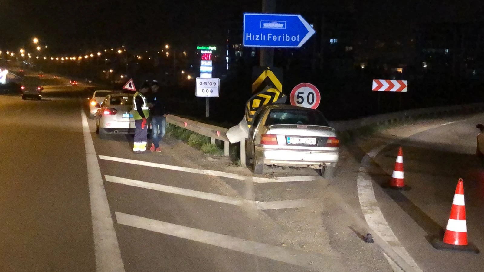 Bariyere ok gibi saplanan otomobil sürücüsü yaralandı