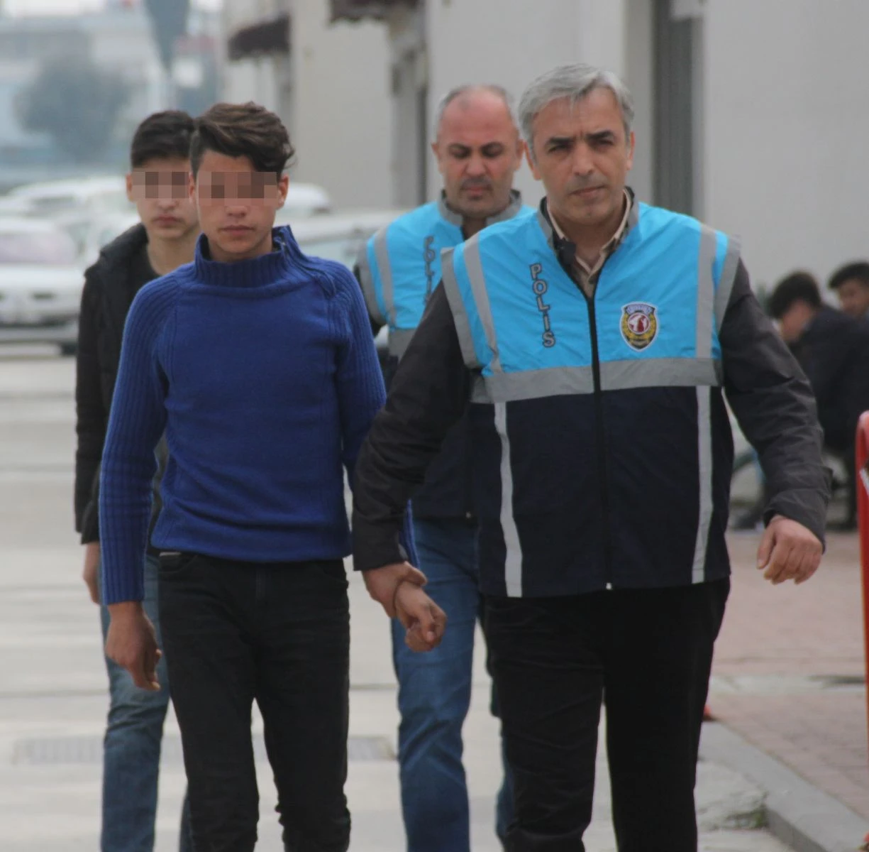 Çocuğu boks makinesi yerine koyup döven iki zanlı adliyeye sevk edildi