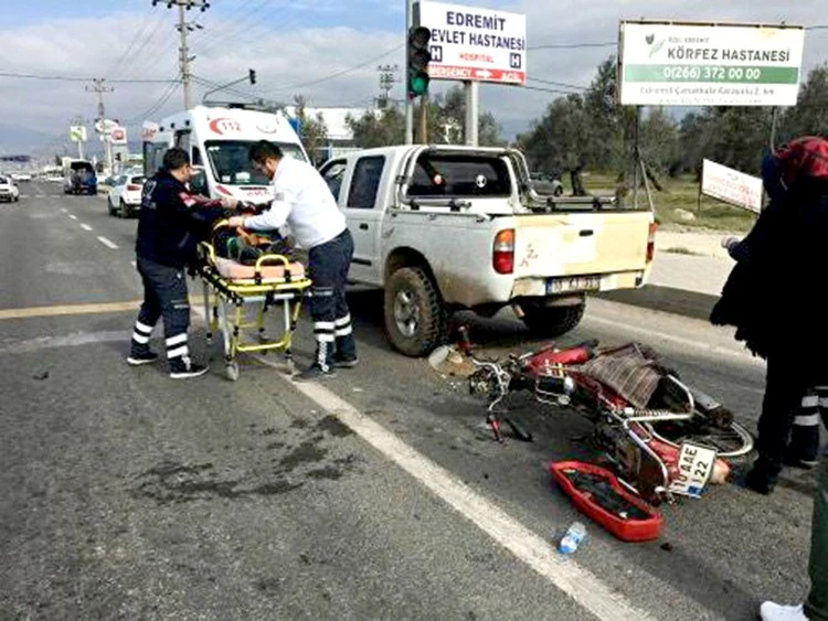 Motosikletiyle kamyonete çarpan sürücü hayatını kaybetti