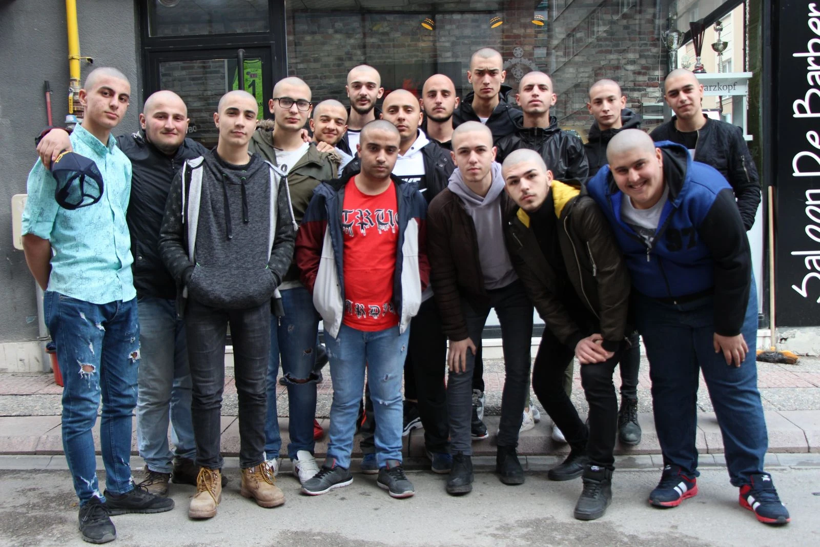 Kanser olan arkadaşları için saçlarını kazıttılar