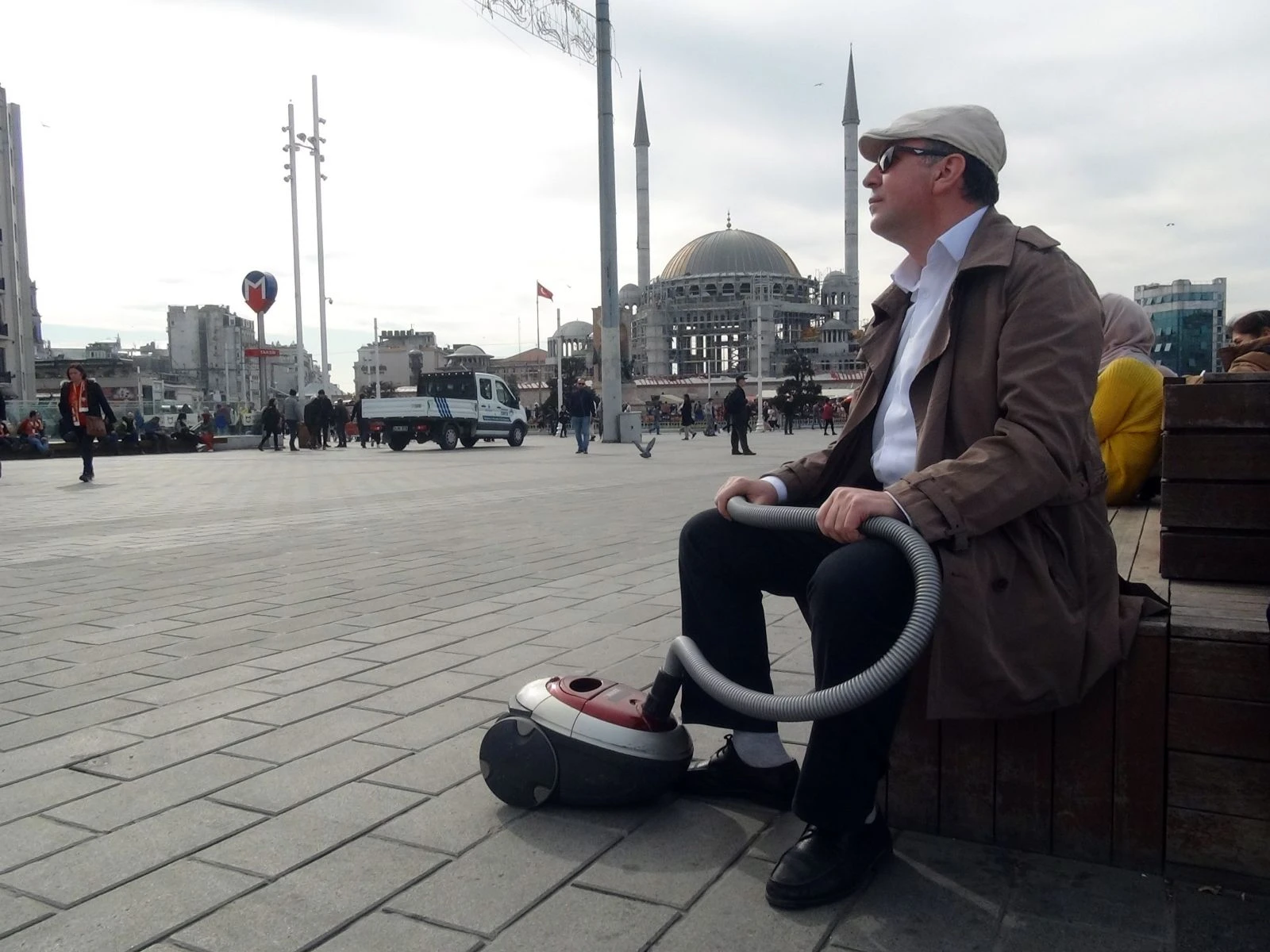 Elektrikli süpürgesini aldı Taksim’e çıktı