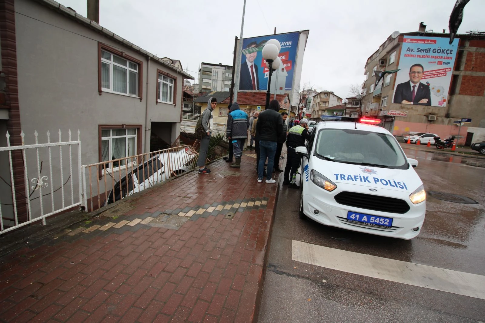 Bahçeye uçan otomobil sürücüsü yaralandı