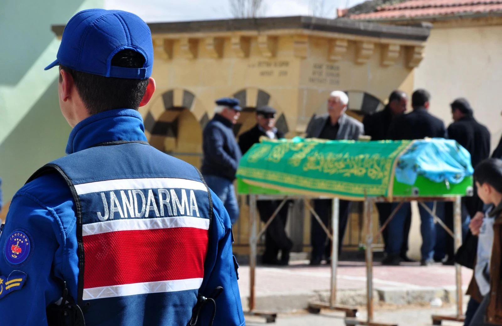 Oğlunun öldürdüğü anne son yolculuğuna uğurlandı