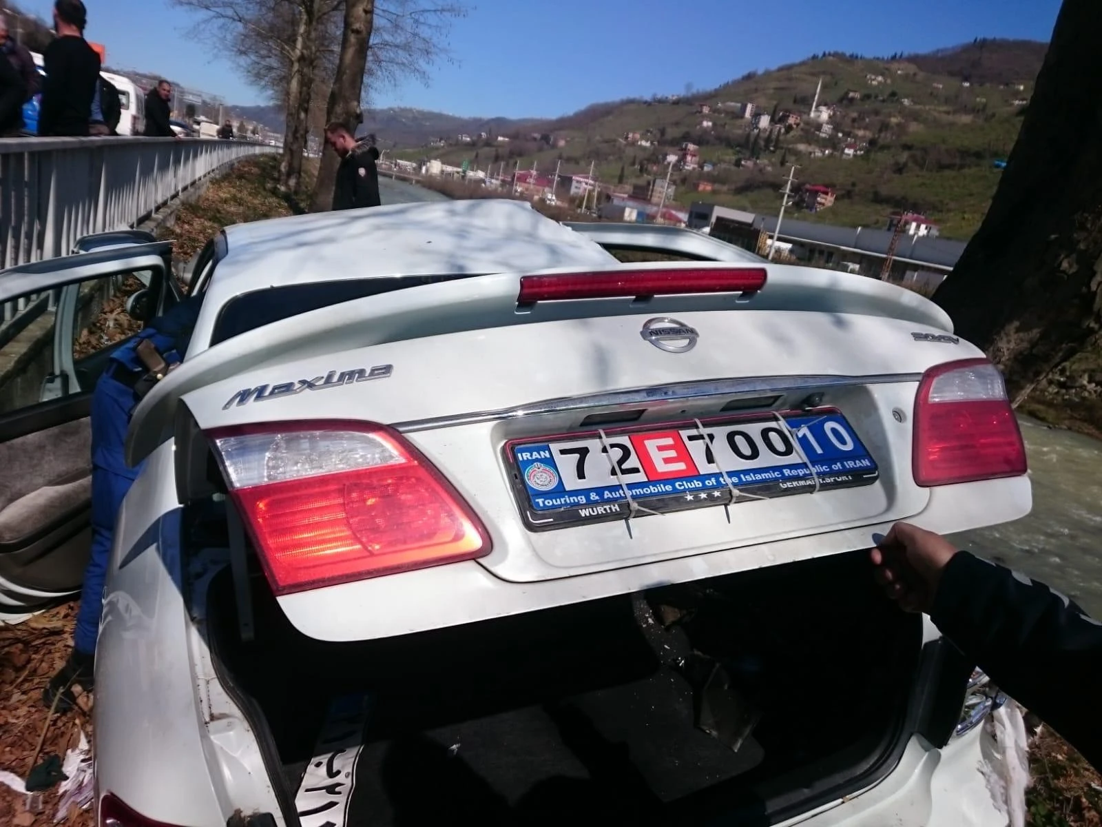 Trabzon'da feci kaza, karnına bariyer saplandı