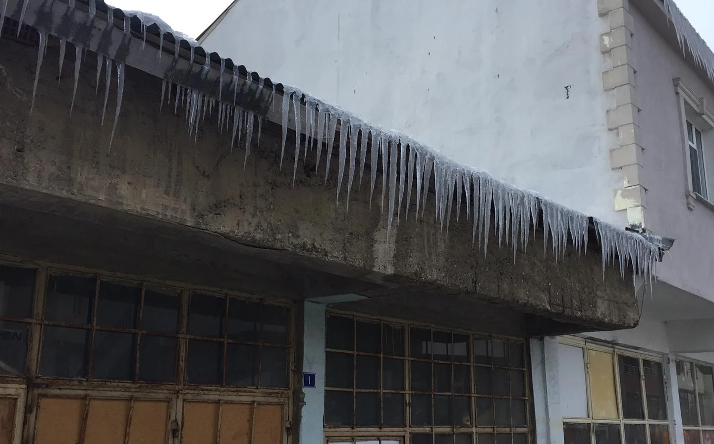 Kar ve tipide mahsur kalan ambulans kurtarıldı