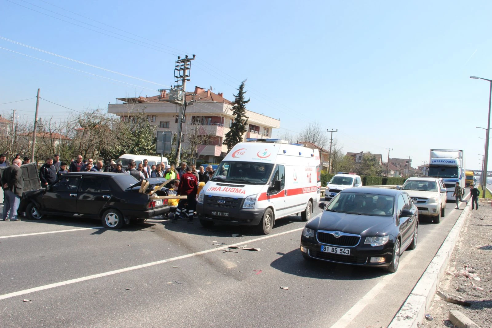 Otomobil kaldırıma çarptı, sürücü araçtan fırladı