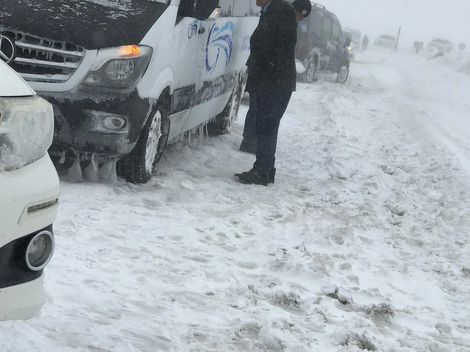 Van-Hakkari karayoluna çığ düştü