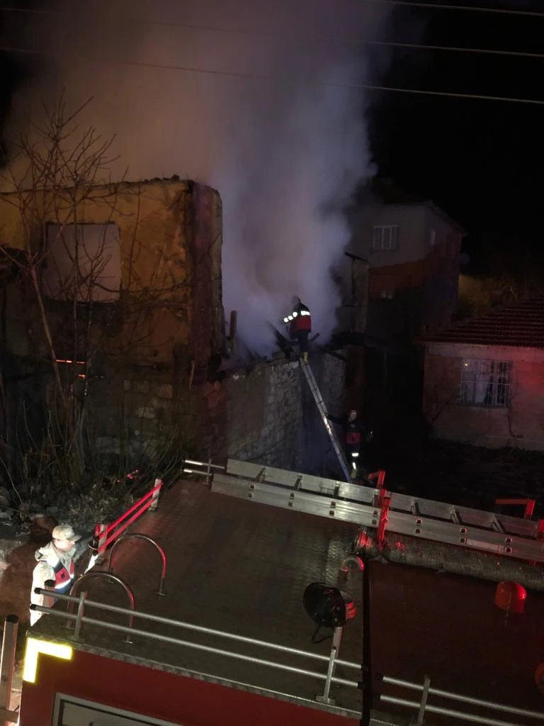 Yaşlı çift yanan evlerinde can verdi