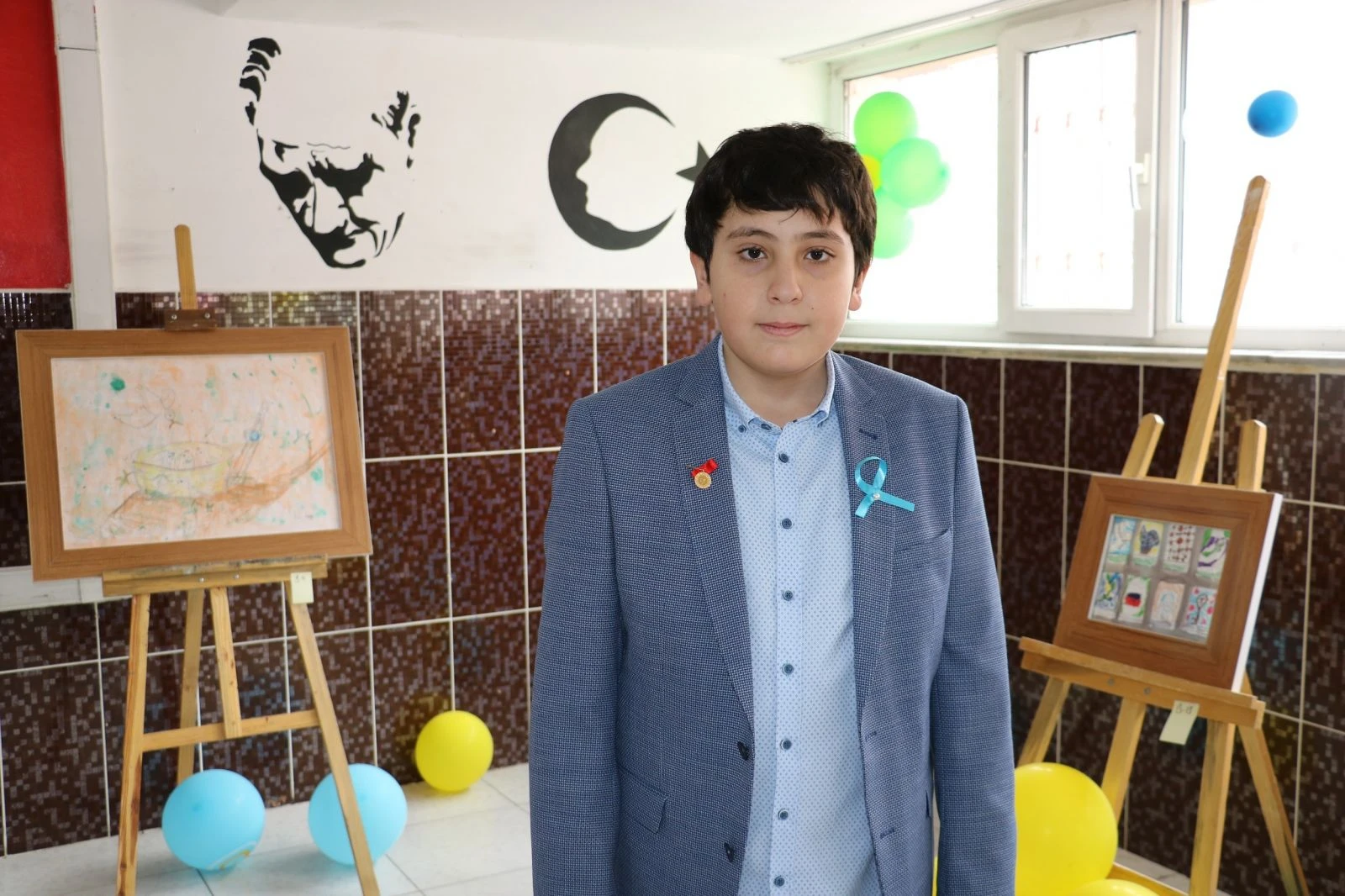 Otizmli çocuk kişisel resim sergisini açtı