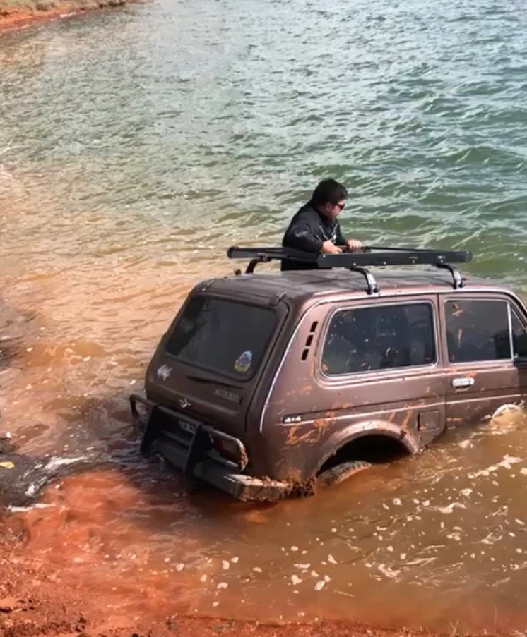 Fotoğraf çektirmek isterken offroad aracıyla suya gömüldü