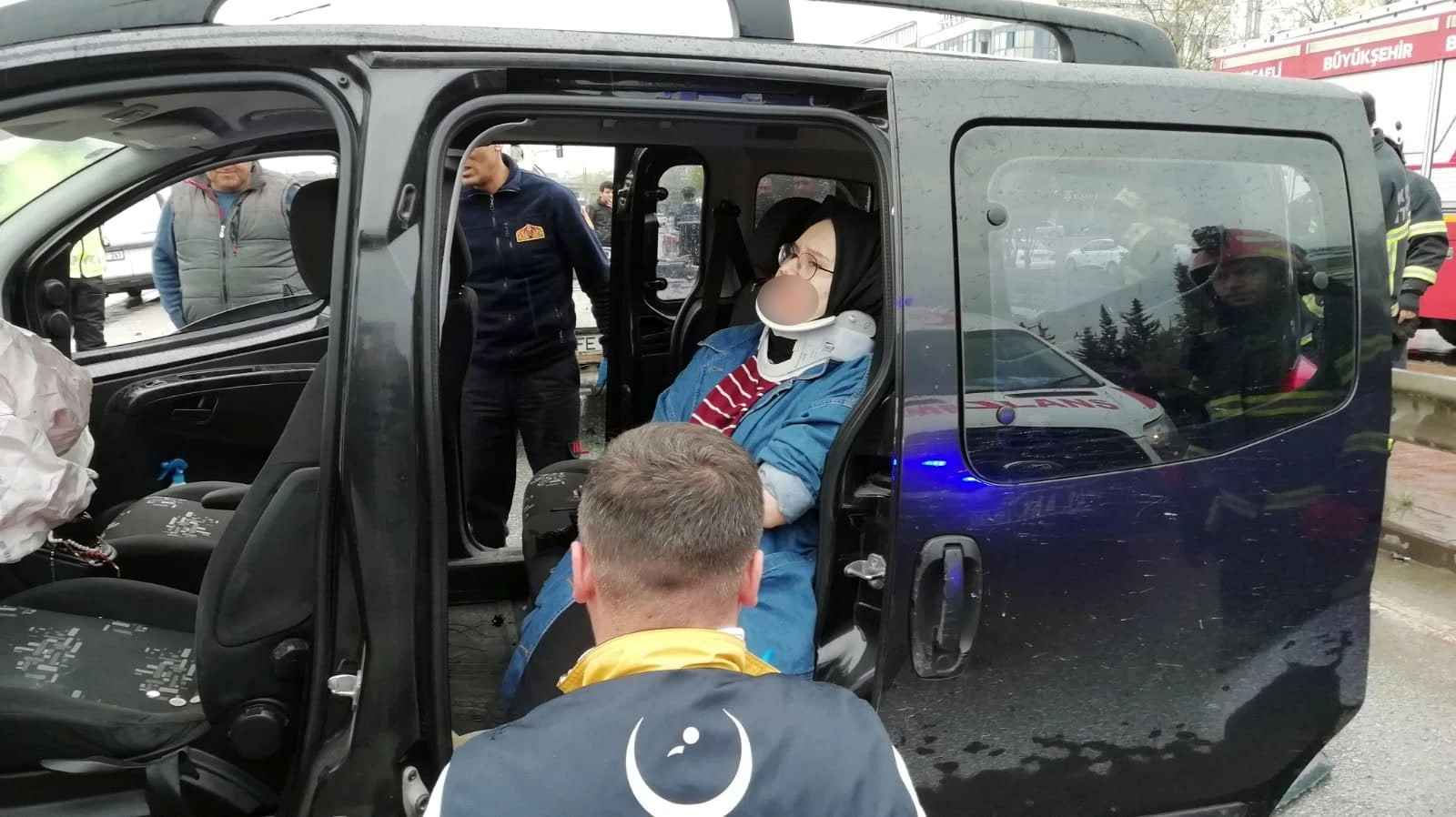 Kamyonetle çarpışan hafif ticari araç yön tabelasına çarparak durdu: 5 yaralı