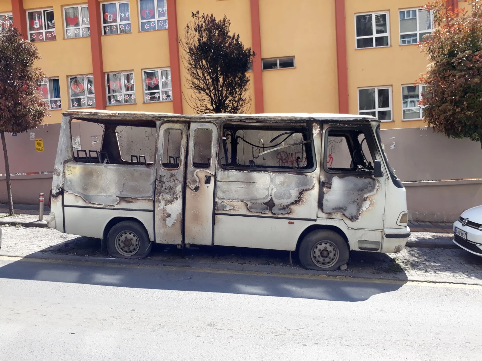 Park halindeki minibüs alev alev yandı