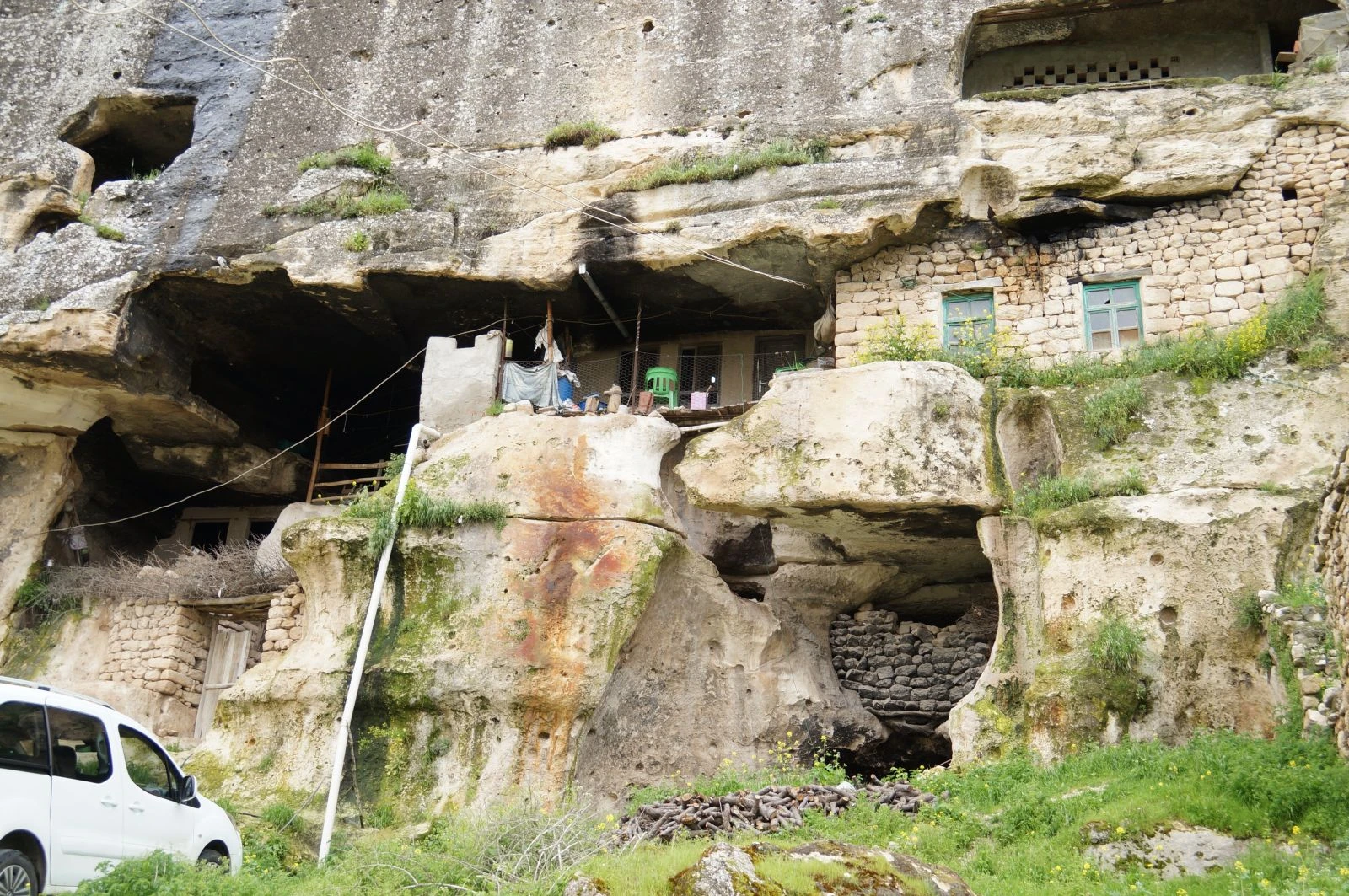 Mağara yaşamına geri döndü