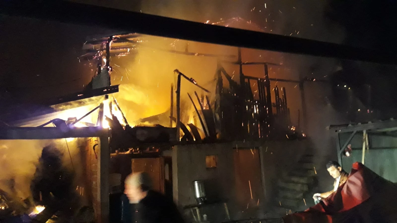 Samanlık yangınında 10 hayvan telef olmaktan kurtarıldı