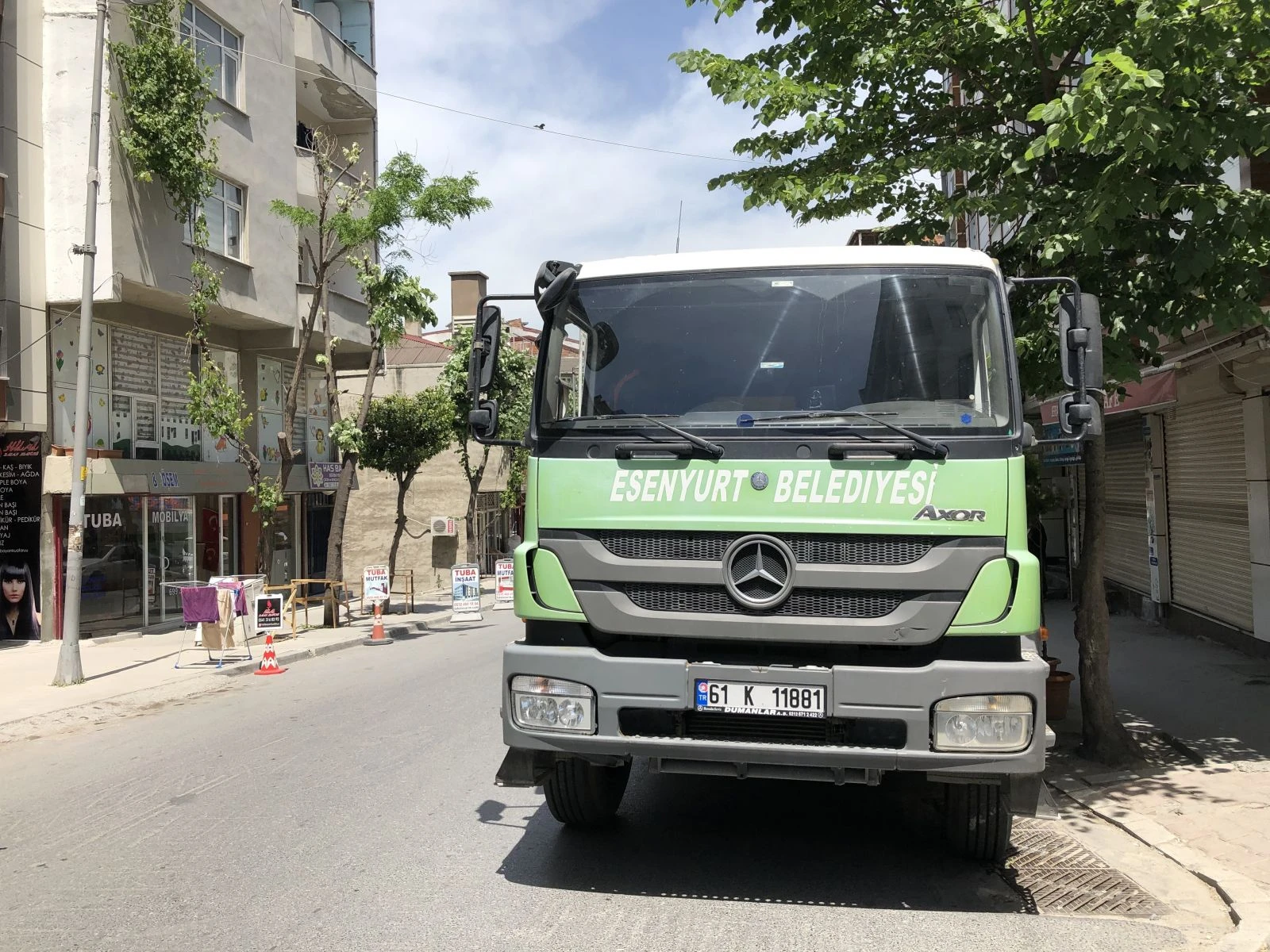 Kucağında çocuğuyla karşıya geçen kadına çöp kamyonu çarptı