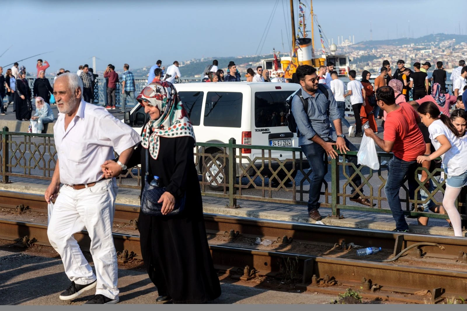 İstanbul'a boş diye geldiler, kalabalıktan raylarda yürüdüler