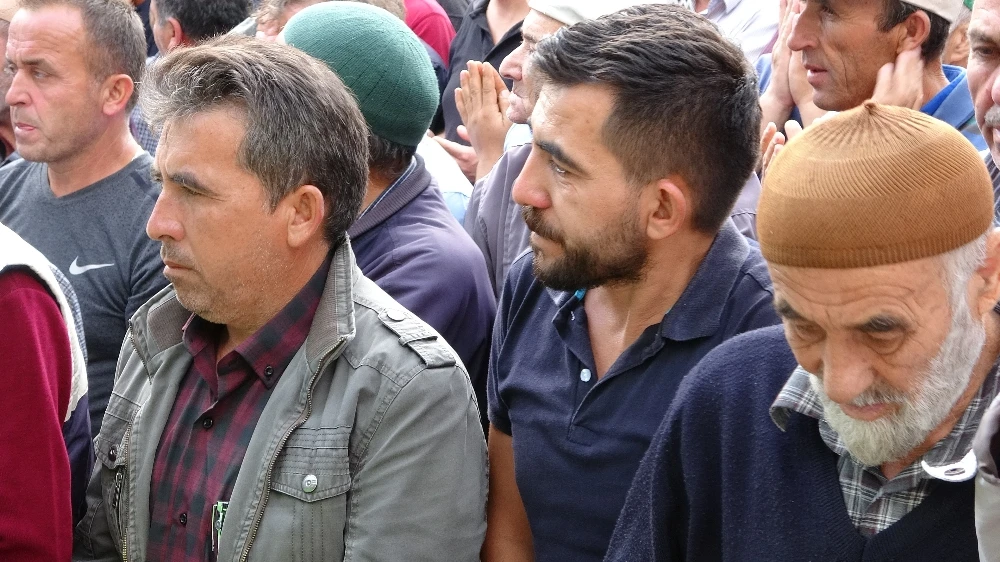 Acının böylesi ! Aynı gün ailesini toprağa verdi