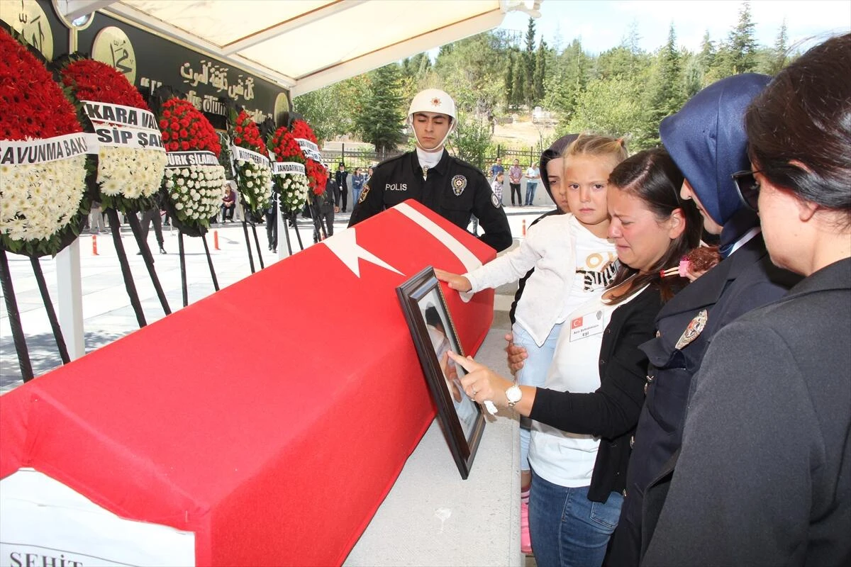 Şehit polis memurunun cenazesi Ankara'da toprağa verildi