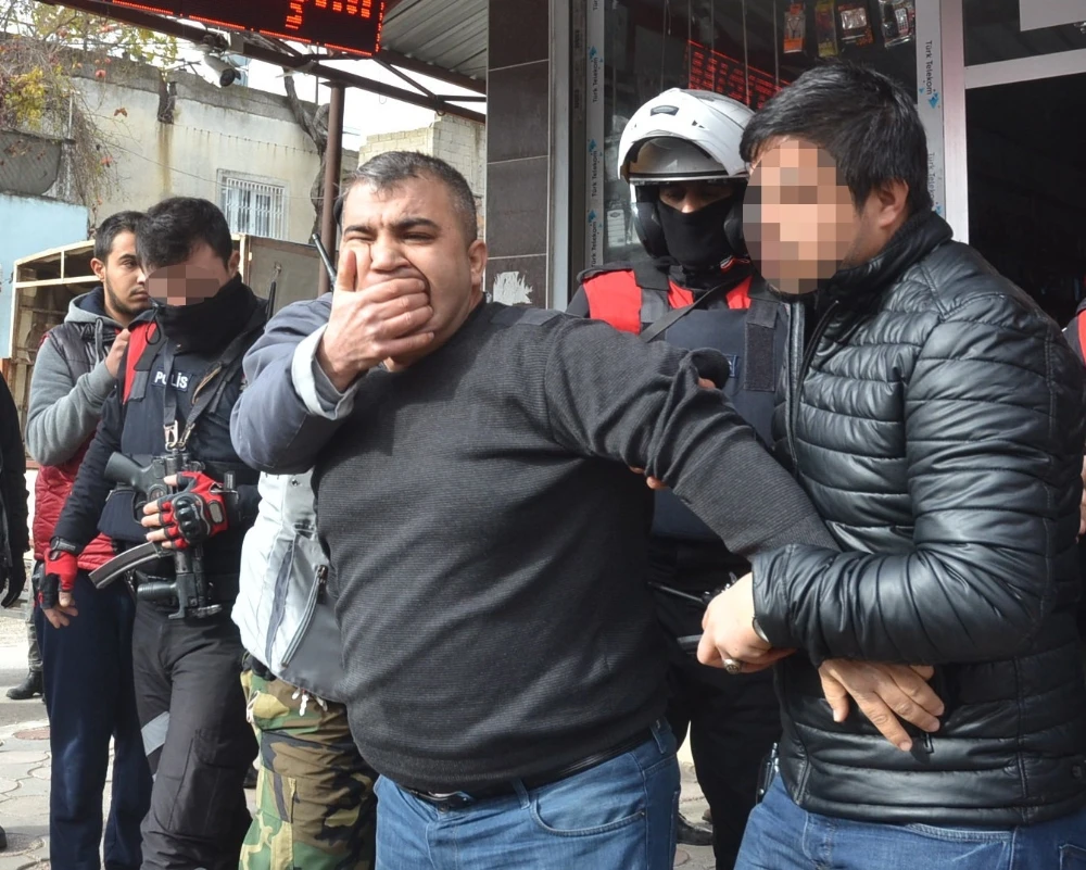 Adana'da polis terör operasyonu yaptı, vatandaş alkışlarla destek verdi