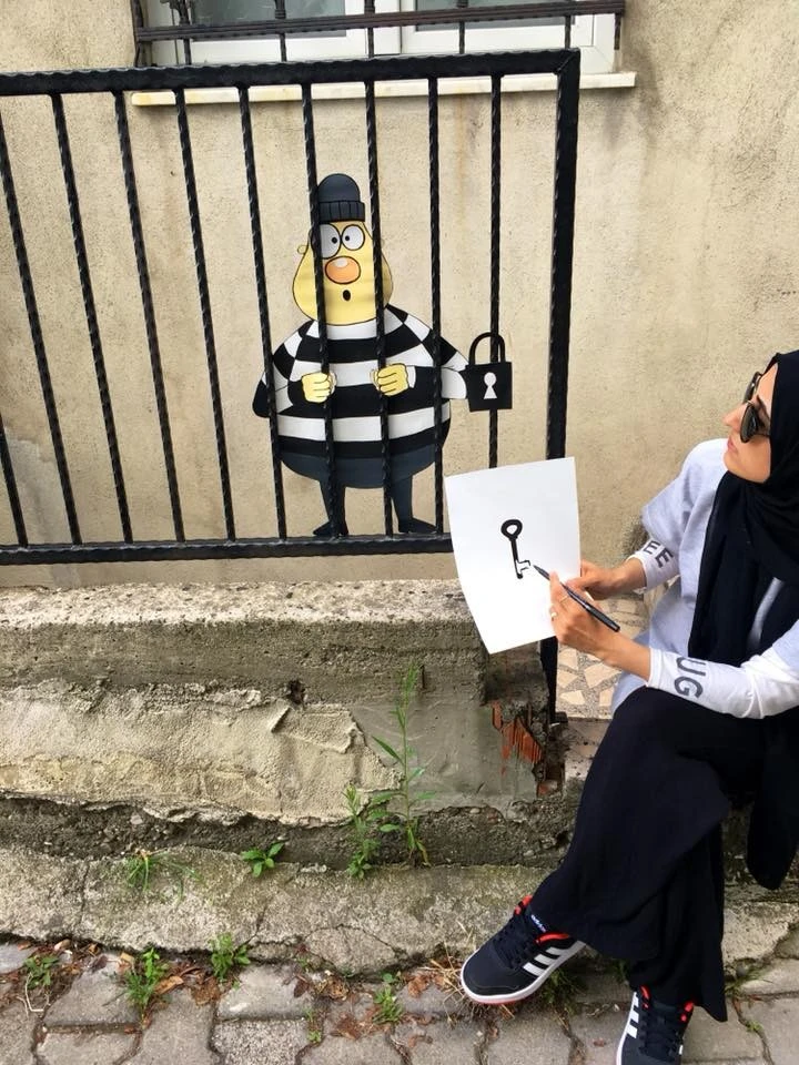 Duvarlar Elif'in elleriyle hayat buluyor