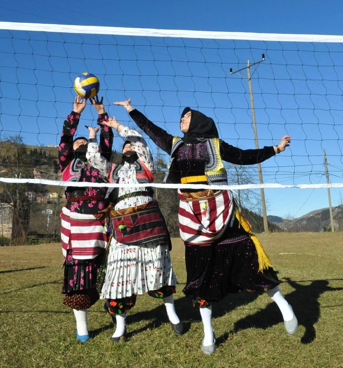 Ağasar kıyafetli kadınlar tarladan çıkıp voleybol oynadı