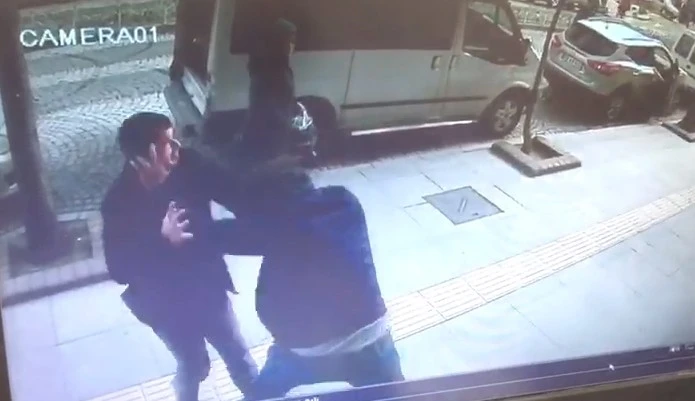 6 yıl sonra gördüğü arkadaşıyla önce tokalaştı sonra saldırdı