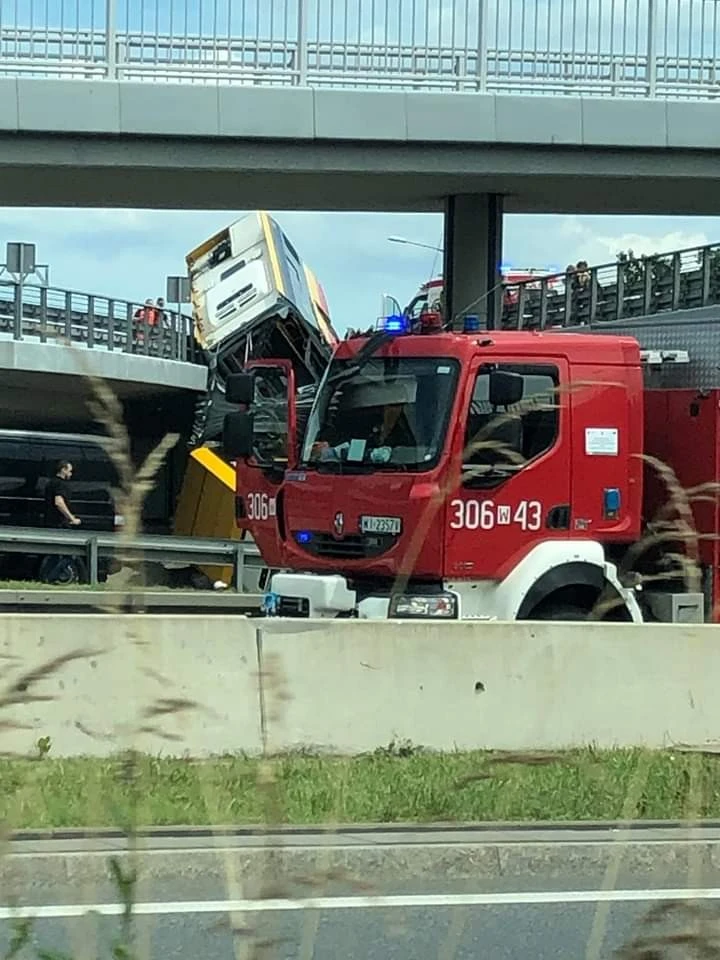 Polonya'da otobüs viyadükten düştü: 2 ölü, 20 yaralı