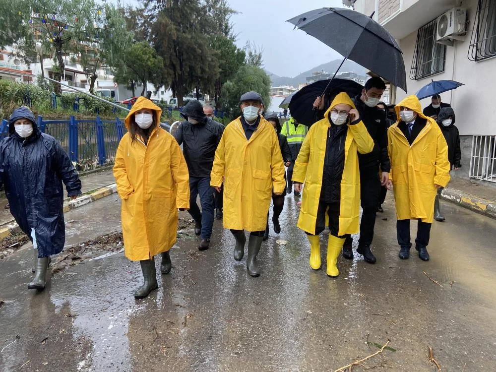 İzmir'de sel felaketi: Vali Köşger ve Başkan Çalkaya'dan inceleme