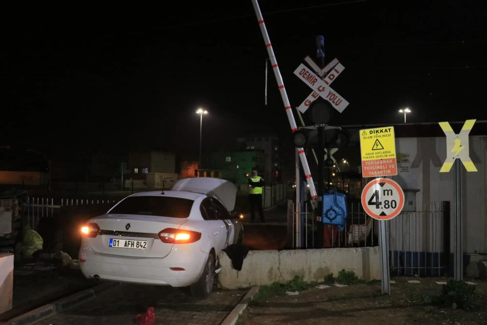 Kaza yaptılar, sürücüyü darp edip kaçtıktan sonra tekrar kaza yapıp yakalandılar